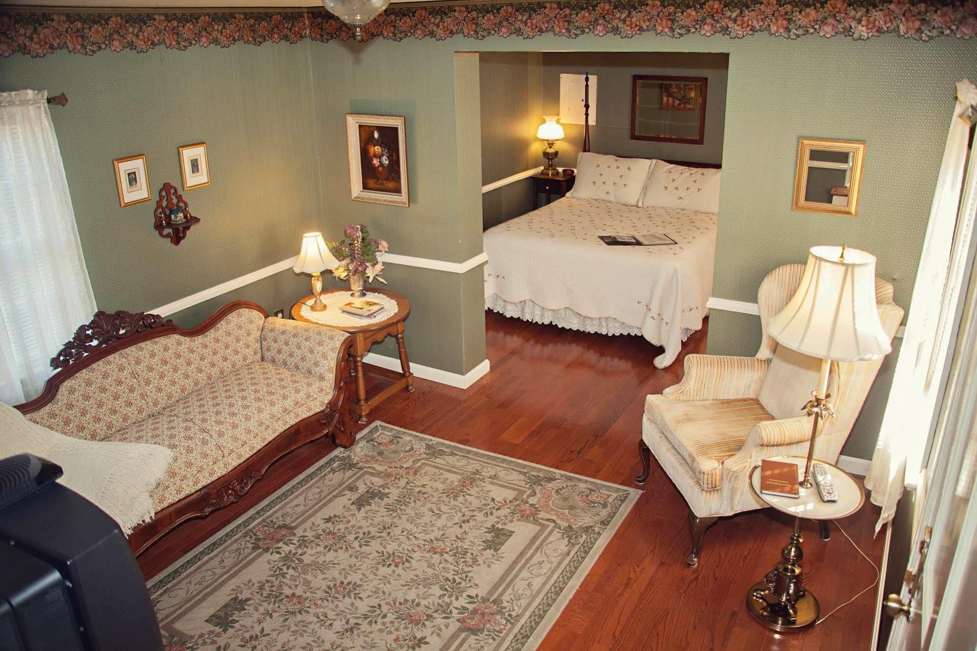 The Carriage Inn Bed And Breakfast Charles Town Exterior photo