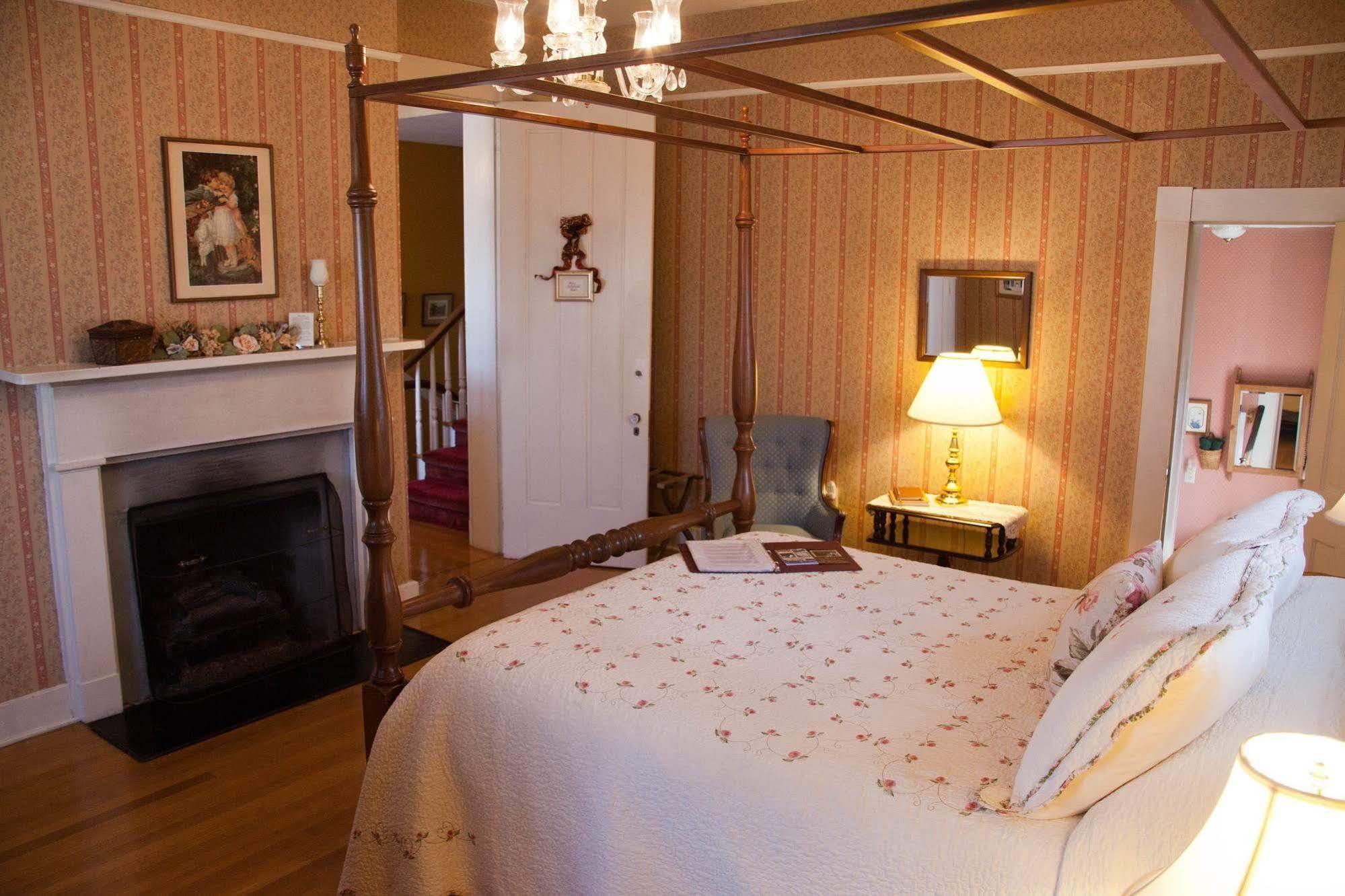 The Carriage Inn Bed And Breakfast Charles Town Exterior photo